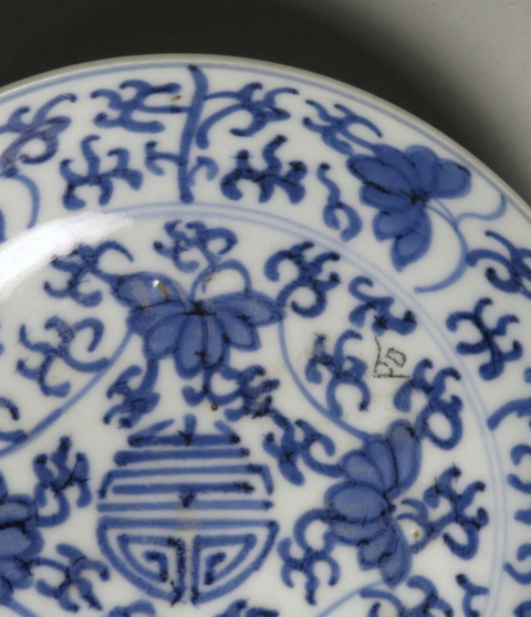 古玩陶瓷青花花卉紋盤真品鑒賞圖