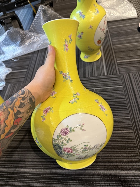 古玩陶瓷民國軋道粉彩賞瓶真品鑒賞圖