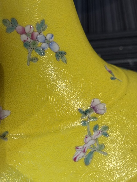 古玩陶瓷民國軋道粉彩賞瓶真品鑒賞圖