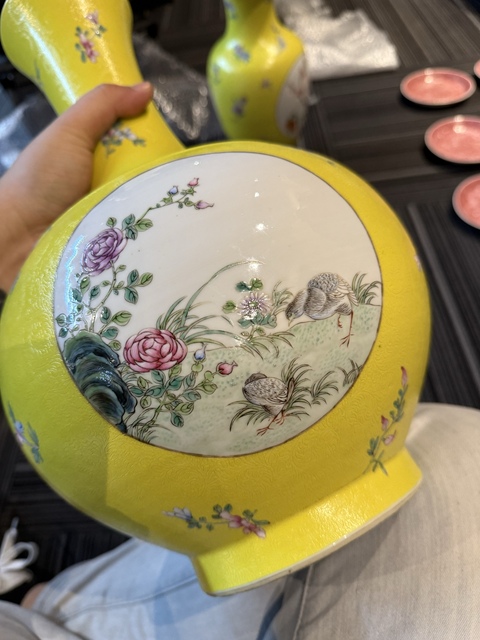 古玩陶瓷民國軋道粉彩賞瓶真品鑒賞圖