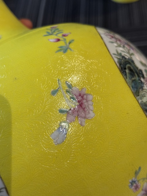 古玩陶瓷民國軋道粉彩賞瓶真品鑒賞圖