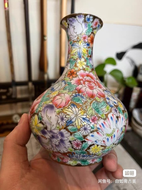 古玩陶瓷金地百花紋賞瓶真品鑒賞圖