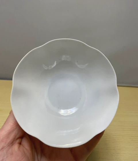 古玩陶瓷白釉葵口碗真品鑒賞圖