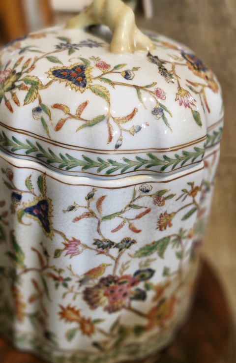 古玩陶瓷花卉紋粉彩花口蓋罐真品鑒賞圖