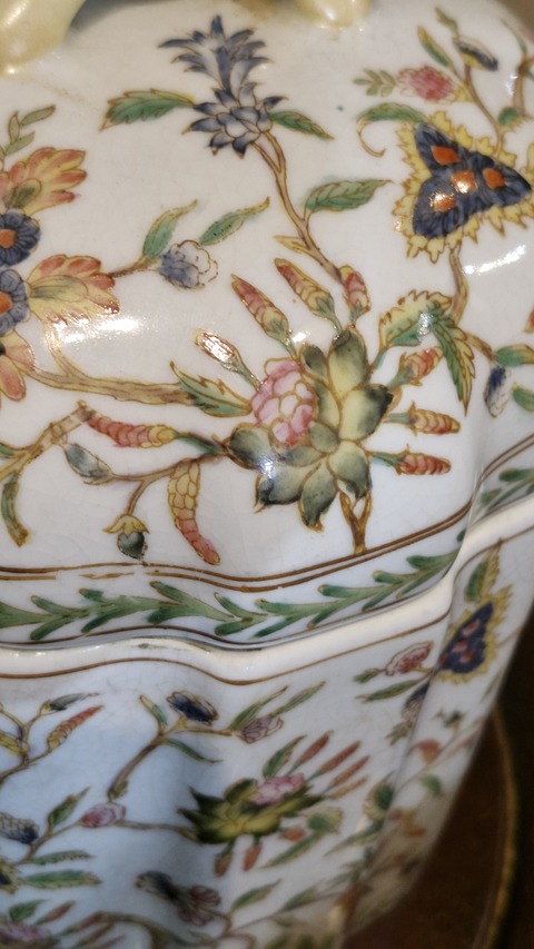 古玩陶瓷花卉紋粉彩花口蓋罐真品鑒賞圖