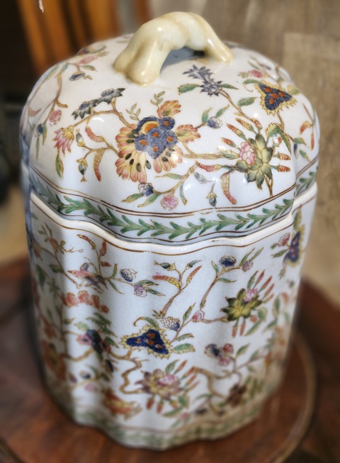 古玩陶瓷花卉紋粉彩花口蓋罐真品鑒賞圖