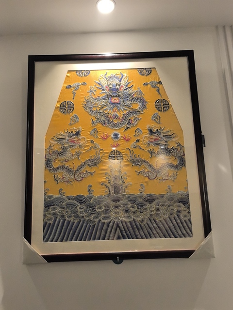 古玩陶瓷民國·黃地盤金線三藍退暈繡龍紋刺繡掛屏拍賣，當前價格5888元