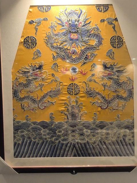 古玩陶瓷民國·黃地盤金線三藍退暈繡龍紋刺繡掛屏拍賣，當前價格5888元