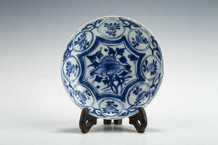 古玩陶瓷明晚·青花花卉紋盤真品鑒賞圖