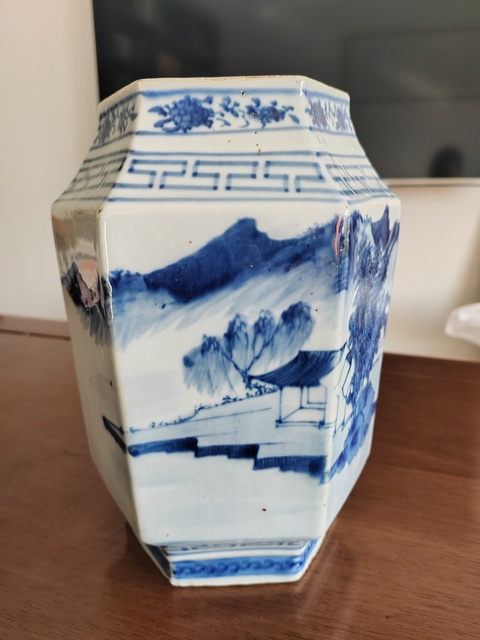 古玩陶瓷青花山水人物紋六方瓶，注意一下品相真品鑒賞圖