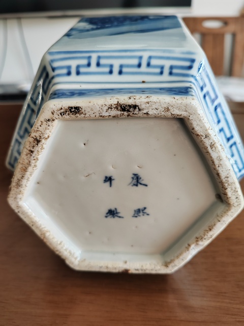 古玩陶瓷青花山水人物紋六方瓶，注意一下品相真品鑒賞圖