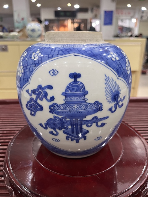古玩陶瓷青花開光博古圖罐真品鑒賞圖