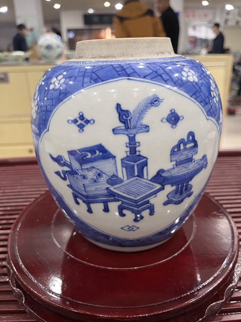 古玩陶瓷青花開光博古圖罐真品鑒賞圖