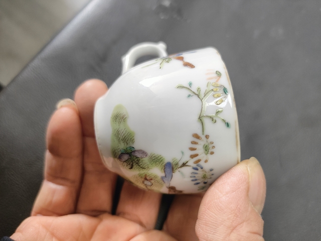 古玩陶瓷粉彩花卉蝴蝶紋把杯真品鑒賞圖