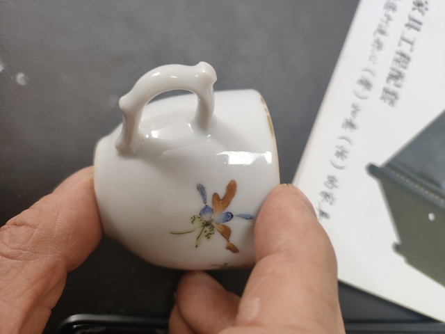 古玩陶瓷粉彩花卉蝴蝶紋把杯真品鑒賞圖