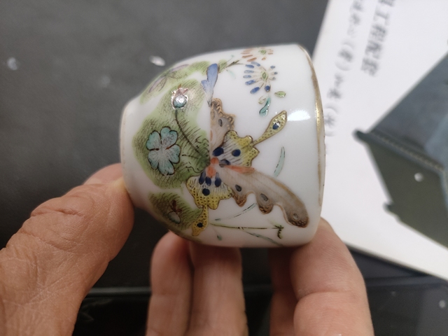 古玩陶瓷粉彩花卉蝴蝶紋把杯真品鑒賞圖
