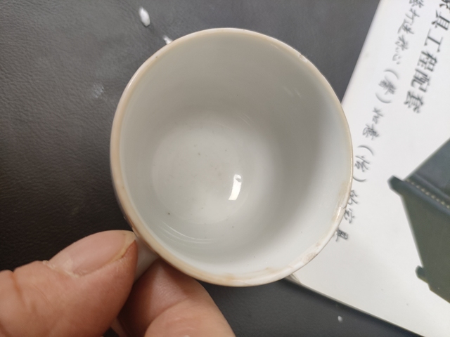 古玩陶瓷粉彩花卉蝴蝶紋把杯真品鑒賞圖
