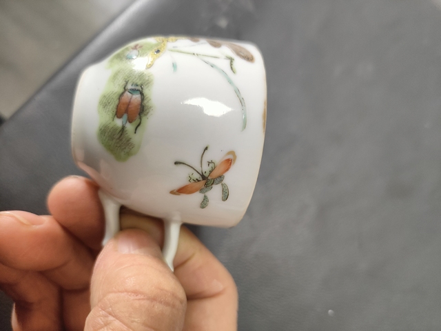 古玩陶瓷粉彩花卉蝴蝶紋把杯真品鑒賞圖