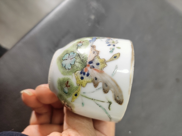 古玩陶瓷粉彩花卉蝴蝶紋把杯真品鑒賞圖