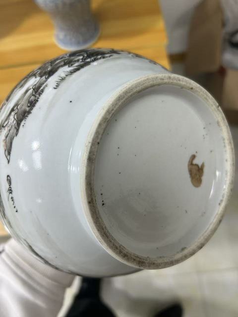 古玩陶瓷山水紋墨彩礬紅錐把瓶真品鑒賞圖