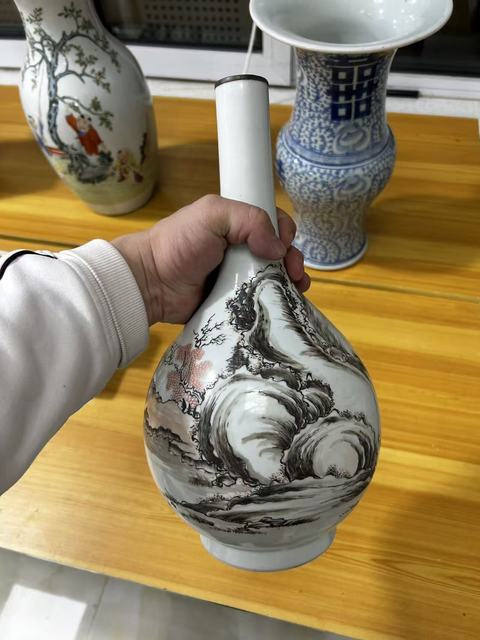 古玩陶瓷山水紋墨彩礬紅錐把瓶真品鑒賞圖