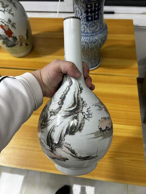 古玩陶瓷山水紋墨彩礬紅錐把瓶真品鑒賞圖