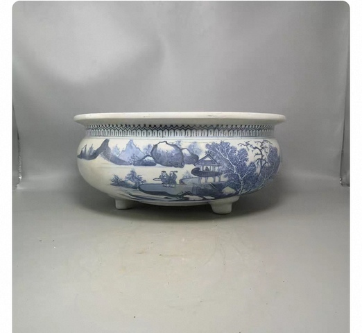 古玩陶瓷德化窯青花三足山水紋香爐真品鑒賞圖