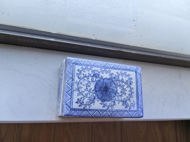 古玩陶瓷花卉紋青花四方蓋盒真品鑒賞圖