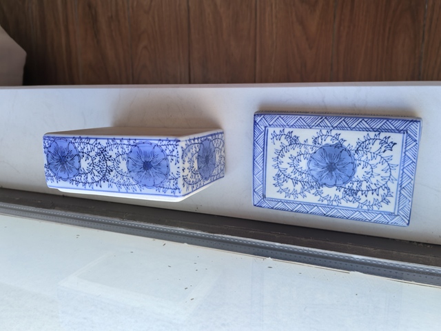 古玩陶瓷花卉紋青花四方蓋盒真品鑒賞圖