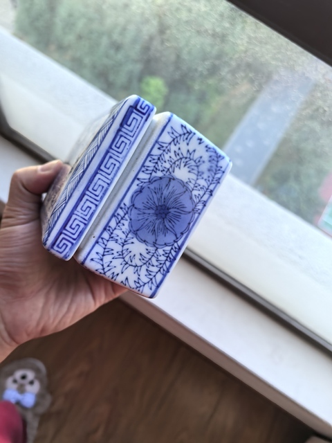 古玩陶瓷花卉紋青花四方蓋盒真品鑒賞圖
