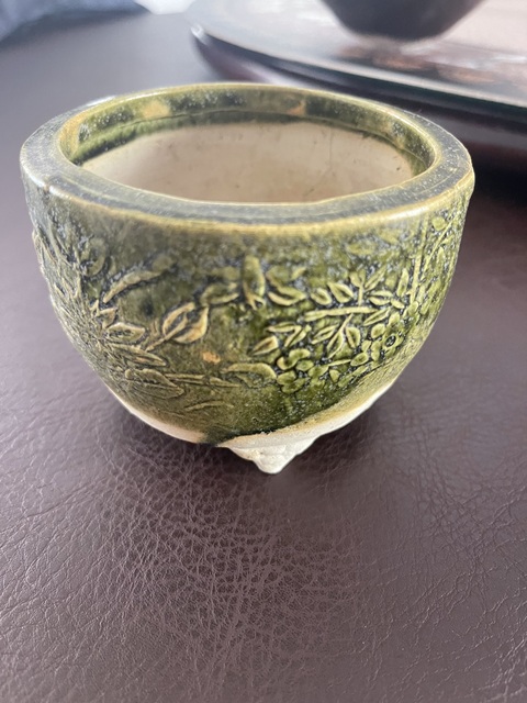 古玩陶瓷綠釉花卉紋三足爐真品鑒賞圖