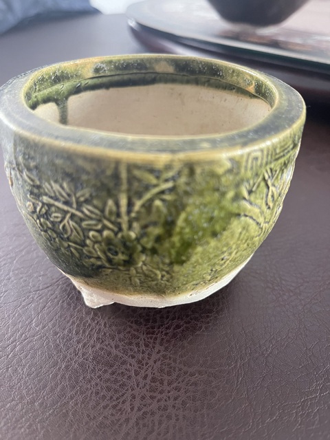 古玩陶瓷綠釉花卉紋三足爐真品鑒賞圖