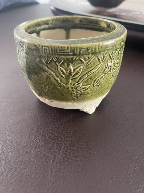 古玩陶瓷綠釉花卉紋三足爐真品鑒賞圖