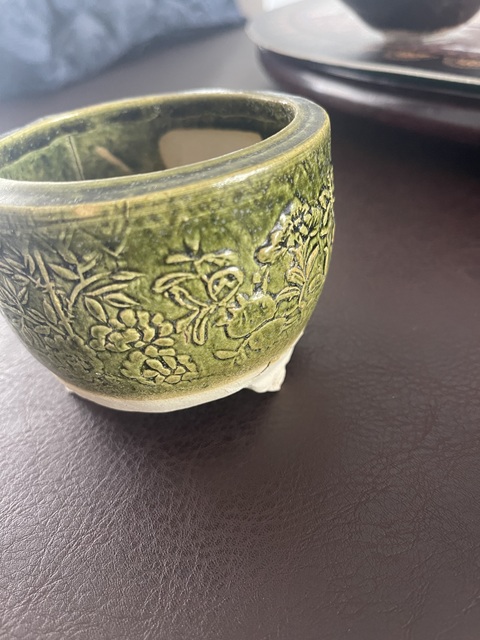 古玩陶瓷綠釉花卉紋三足爐真品鑒賞圖