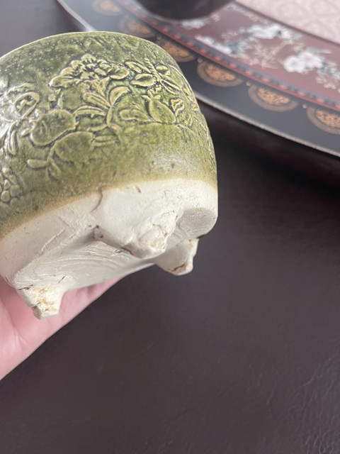 古玩陶瓷綠釉花卉紋三足爐真品鑒賞圖