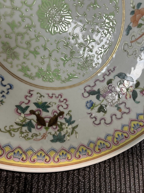 古玩陶瓷粉彩八寶忍冬紋盤真品鑒賞圖