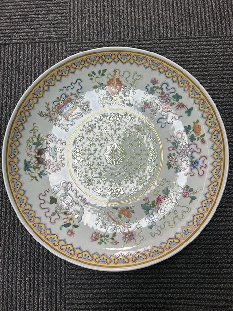 古玩陶瓷粉彩八寶忍冬紋盤真品鑒賞圖
