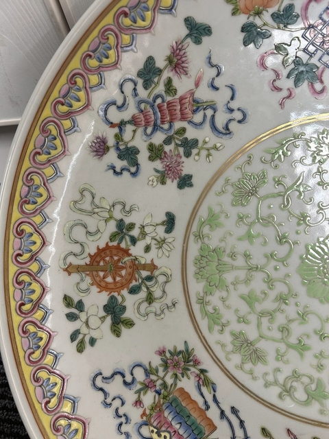 古玩陶瓷粉彩八寶忍冬紋盤真品鑒賞圖