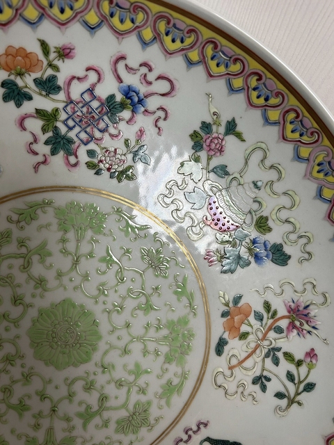 古玩陶瓷粉彩八寶忍冬紋盤真品鑒賞圖