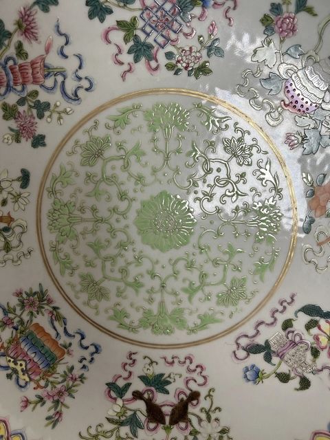 古玩陶瓷粉彩八寶忍冬紋盤真品鑒賞圖