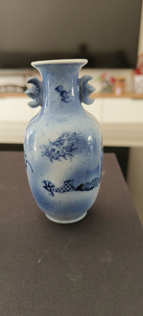 古玩陶瓷吹藍(lán)釉青花龍紋蝠耳瓶真品鑒賞圖