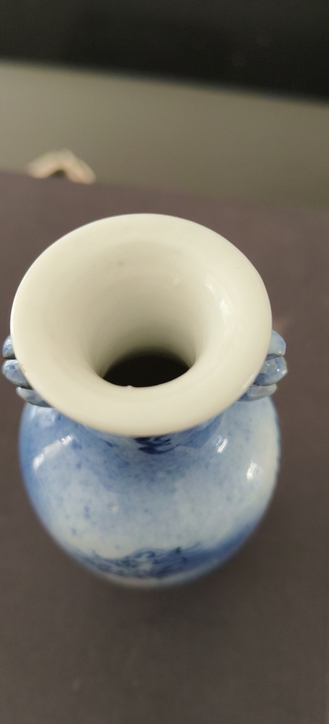 古玩陶瓷吹藍(lán)釉青花龍紋蝠耳瓶真品鑒賞圖