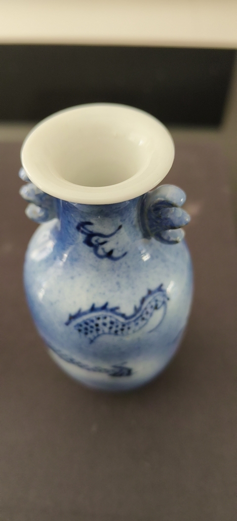 古玩陶瓷吹藍(lán)釉青花龍紋蝠耳瓶真品鑒賞圖