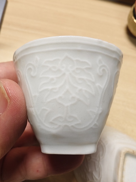 古玩陶瓷白釉印花杯真品鑒賞圖