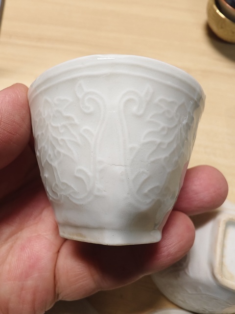 古玩陶瓷白釉印花杯真品鑒賞圖