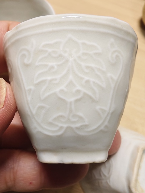 古玩陶瓷白釉印花杯真品鑒賞圖
