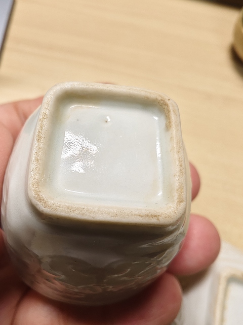 古玩陶瓷白釉印花杯真品鑒賞圖