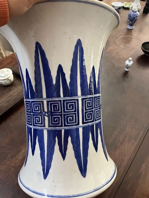 古玩陶瓷蕉葉紋青花束腰花觚真品鑒賞圖