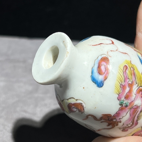 古玩陶瓷粉彩云龍紋鼻煙壺真品鑒賞圖