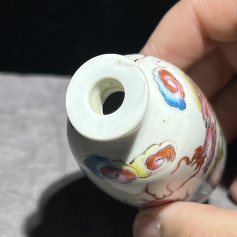 古玩陶瓷粉彩云龍紋鼻煙壺真品鑒賞圖